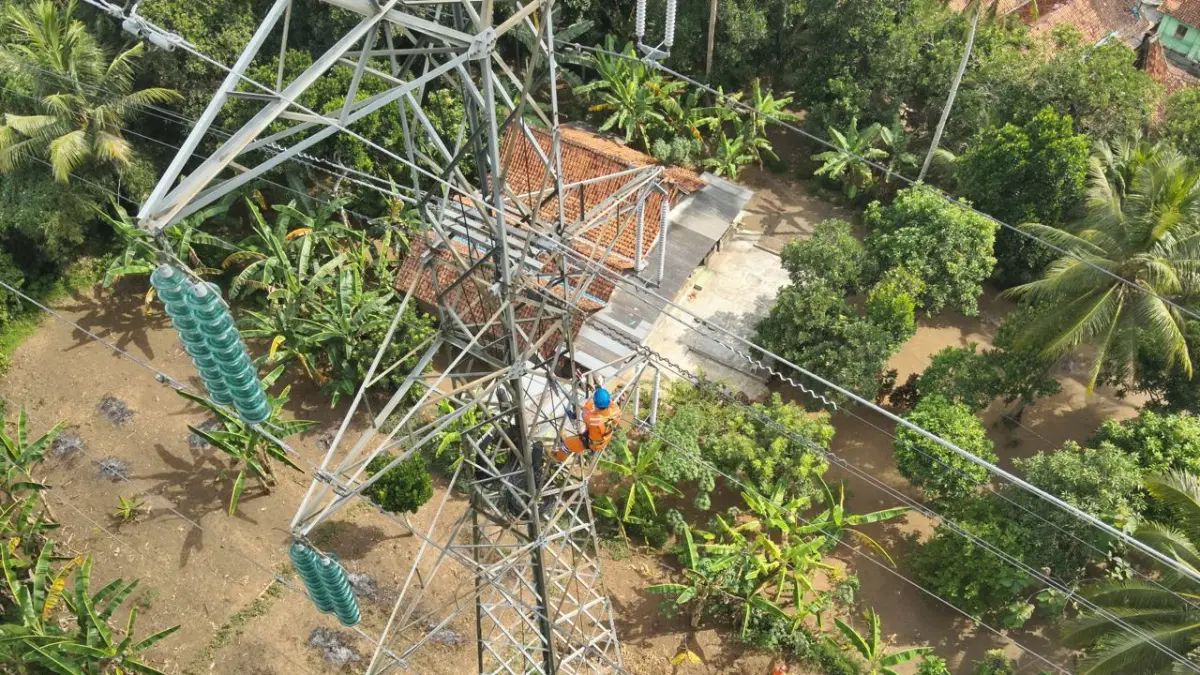 PEMERIKSAAN : Tim Pasukan Dalam Keadaan Bertegangan (PDKB) PT PLN (Persero) Unit Pelaksana Transmisi (UPT) Salatiga melaksanakan climb up inspection.