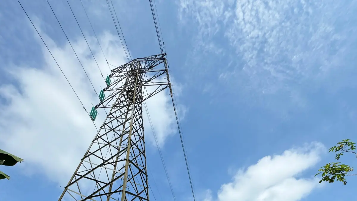 PEMERIKSAAN : Tim Pasukan Dalam Keadaan Bertegangan (PDKB) PT PLN (Persero) Unit Pelaksana Transmisi (UPT) Salatiga melaksanakan climb up inspection.