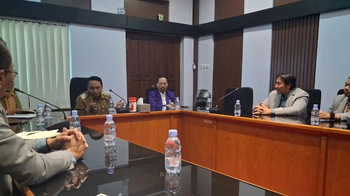 Plt Bupati Pati Risma Ardhi Chandra saat menerima rombongan Program Pascasarjana Universitas Muria Kudus (UMK) di kantornya, Senin (8/6/2026).