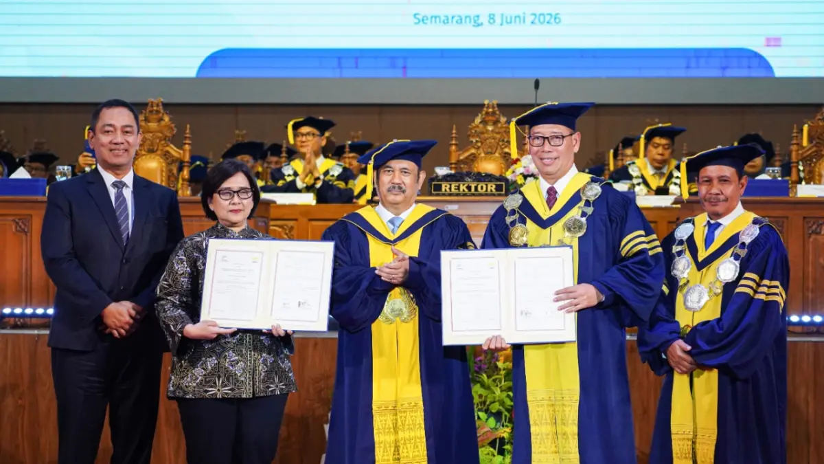 Rektor Unnes Prof. Martono saat menyerahkan Upakarti Dharmakarya Pranata Bhuana pada Menteri Perencanaan Pembangunan Nasional/Kepala Bappenas Prof. Rachmat Pambudy, Senin (8/6/2026).