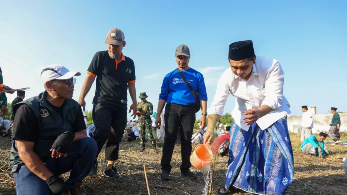 Wakil Gubernur Jawa Tengah, Taj Yasin Maimoen, mengajak ratusan santri Pondok Pesantren Al Anwar 4 Sarang Rembang, menanam mangrove di Pantai Sarang, Desa Temperak, Kabupaten Rembang, Sabtu, 6 Juni 2026.&nbsp;