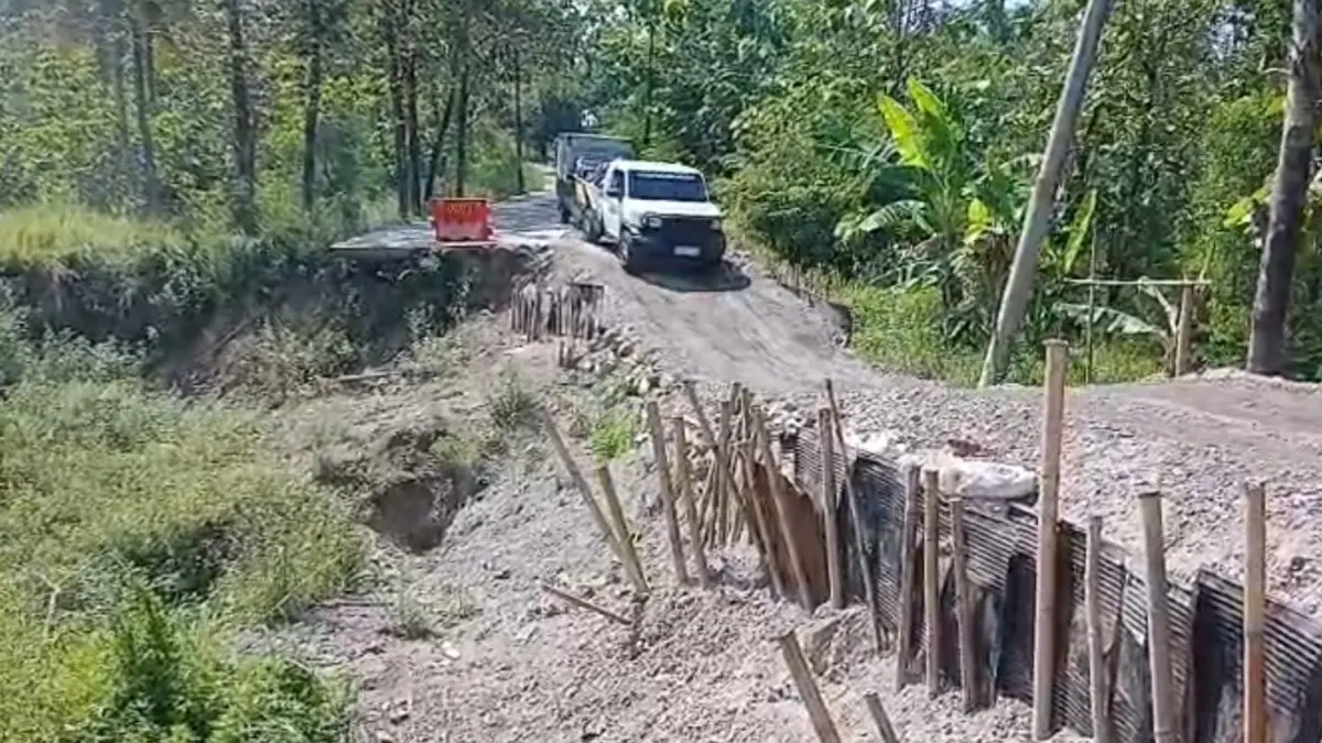 Jalan penghubung Kecamatan Bringin-Tuntang dan Bringin-Pringapus masuk wilayah Desa Sambirejo, Kecamatan Bringin, Kabupaten Semarang rusak belum ditangani. Maria Novena/Jawa Pos Radar Semarang