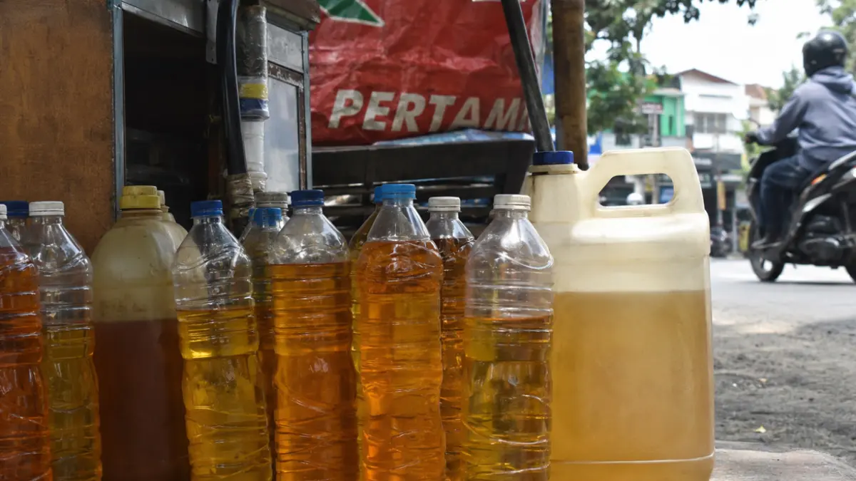 Jangan asal beli bensin eceran. Ahli menjelaskan risiko kualitas BBM menurun akibat penyimpanan di tempat terbuka dan terkena panas.