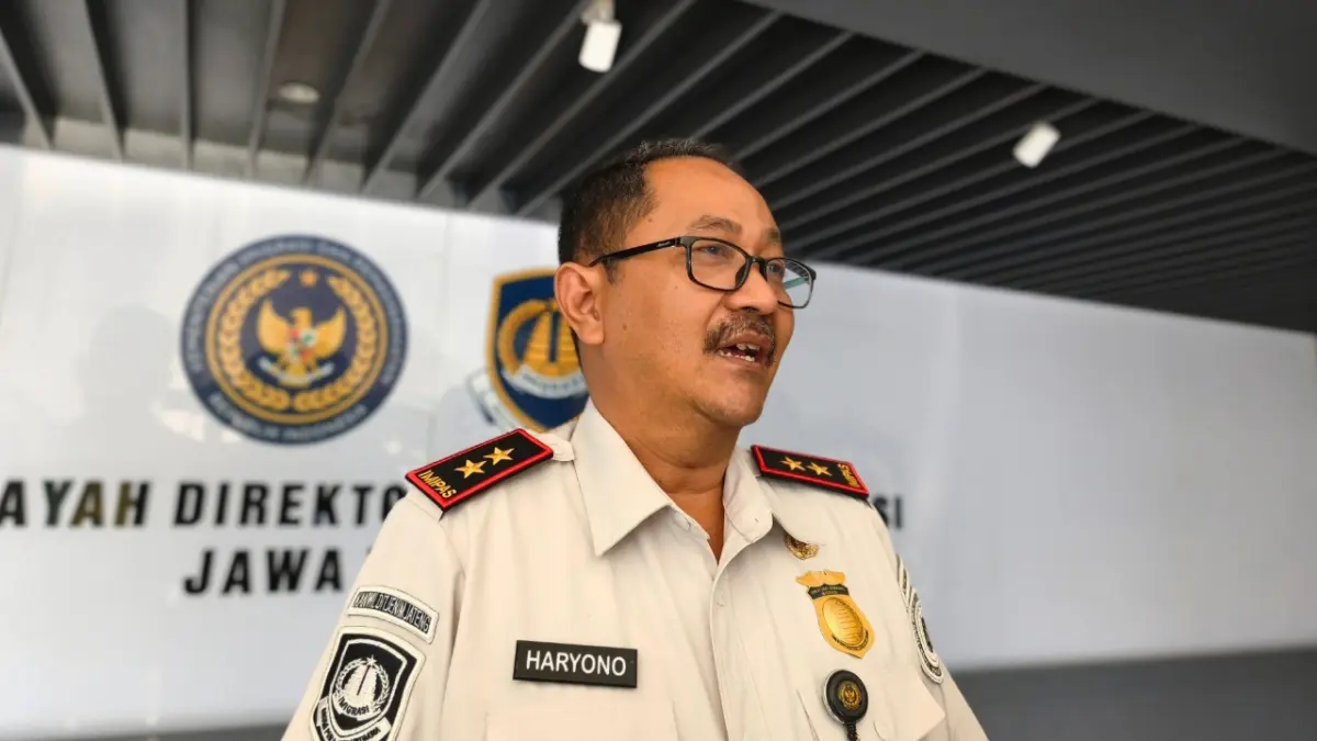 Kepala Kantor Wilayah Direktorat Jenderal Imigrasi Jawa Tengah Haryono Agus Setiawan memberikan keterangan di kantornya, Selasa (9/6/2026). 
