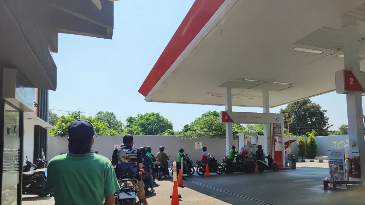 Antrean BBM Pertalite mengular di SPBU Veteran Kota Semarang.