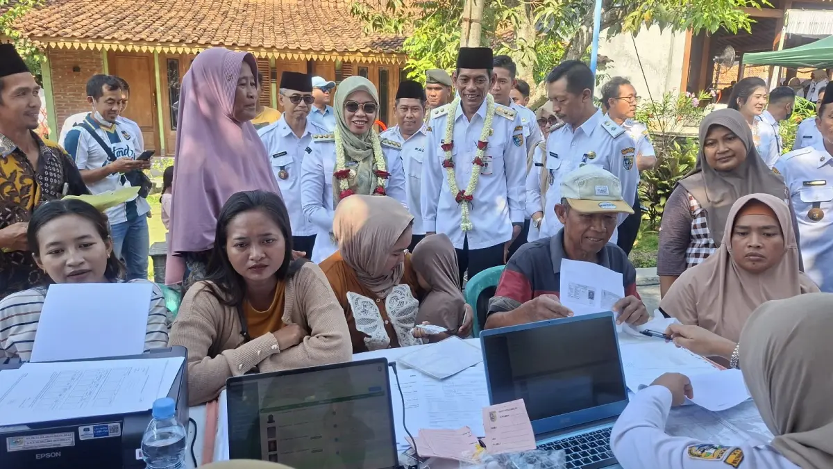 Bupati Demak dr Eistianah saat meninjau stan layanan kependudukan Dindukcapi. (Wahibpribadi)