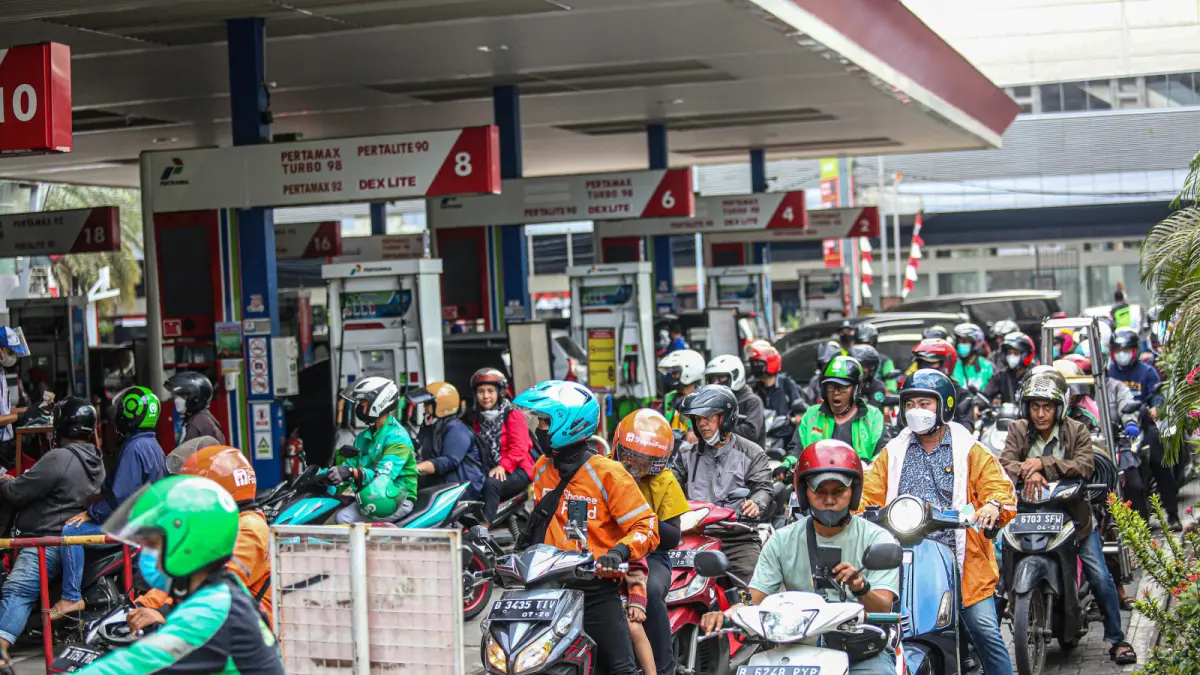 Caption: Ditengah kenaikan harga BBM non subdisi, masyarakat pengguna BBM bersubsidi terlihat antre untuk mengisi BBM jenis perlaite. (ist)