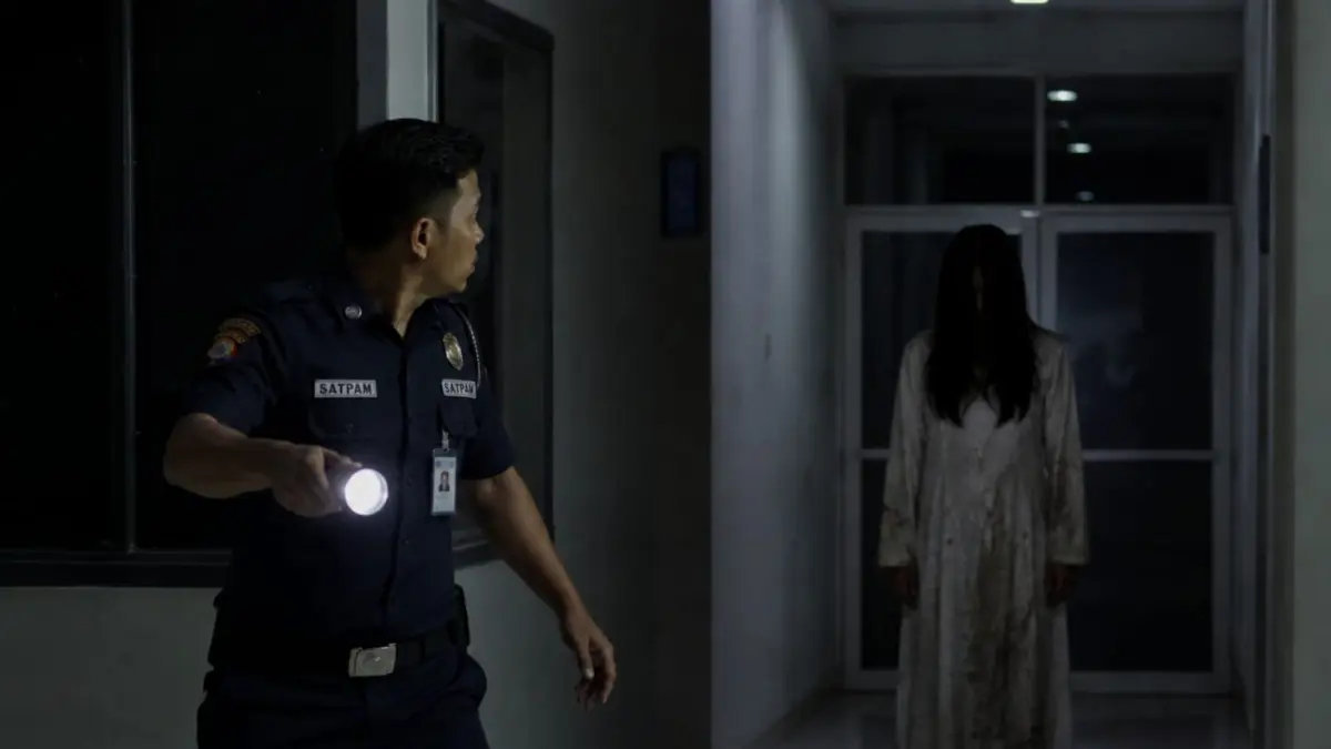 Ilustrasi : Saat tengah patroli kontrol ruangan kantor, seorang Satpam bertemu dengan sosok perempuan misterius berwajah menyeramkan. (Sulistiono)