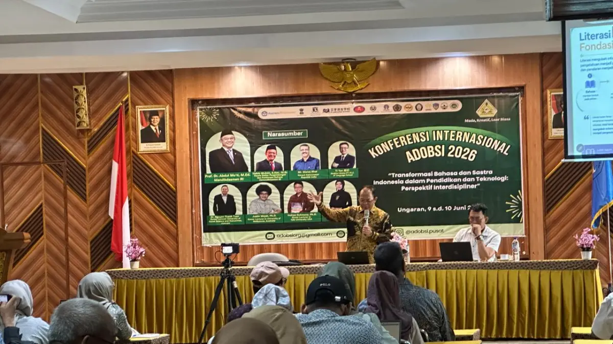 Kepala Badan Pengembangan&nbsp;dan Pembinaan Bahasa Kemendikdasmen RI Hafidz Muksin saat lakukan paparan diacara Konferensi International ADOBSI di Aula Cipto Mangunkusumo, Balai Bahasa Provinsi Jawa Tengah. Rabu (10/6).