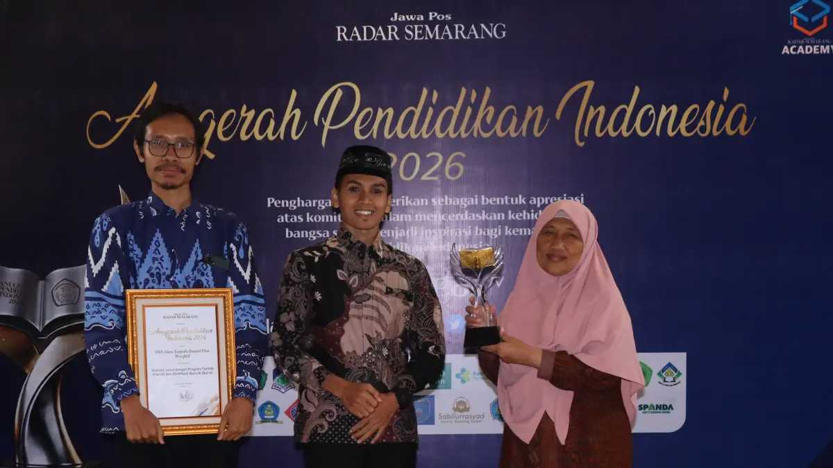 Kepala SMAIT Ihsanul Fikri Mungkid Nur Cahyo Hidayati (kanan) bersama jajaran usai menerima penghargaan Anugerah Pendidikan Indonesia 2026 di Hotel Quest Simpang Lima Semarang, (22/5/2026). (Hanafi/Jawa Pos Radar Semarang)