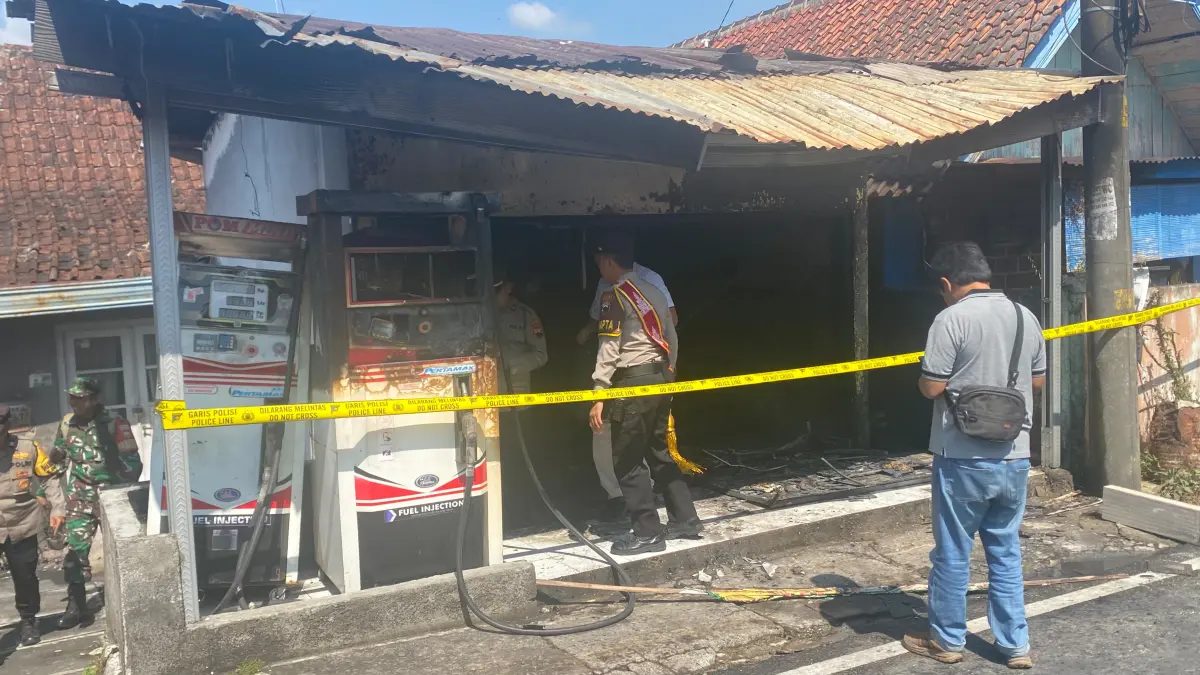 Lokasi kebakaran di jalan Kalinyamat diamankan petugas 
