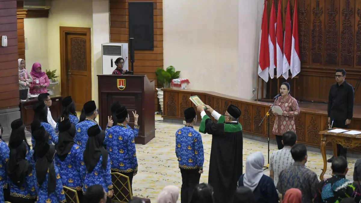 Pengambilan sumpah/janji serta penyerahan keputusan pengangkatan kepada 297 Pegawai Negeri Sipil (PNS) Pemerintah Kota Semarang formasi tahun 2025 di Ruang Lokakrida Balai Kota Semarang, Selasa (9/6).