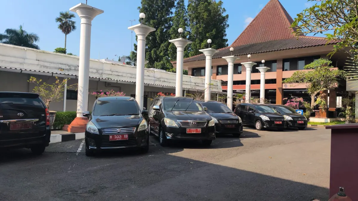Sejumlah mobil dinas terparkir di lingkungan Setda Pemkot Salatiga 