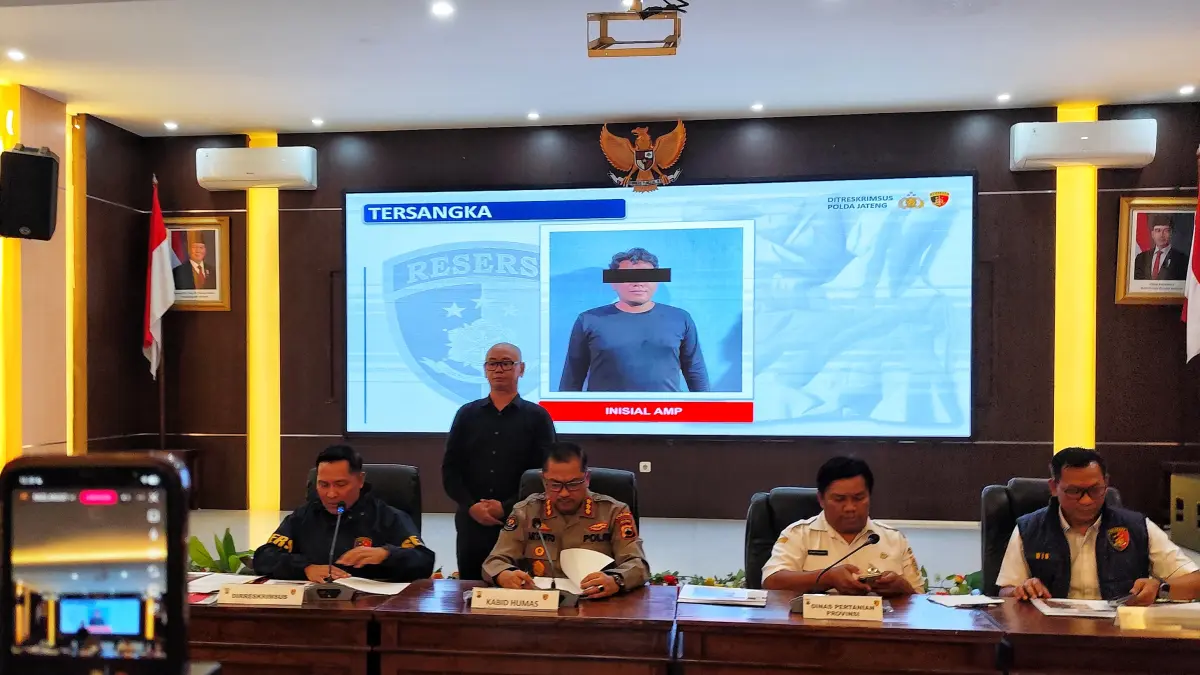 Tampang tersangka pengusaha batang ditampilkan dalam layar proyektor saat konferensi pers 