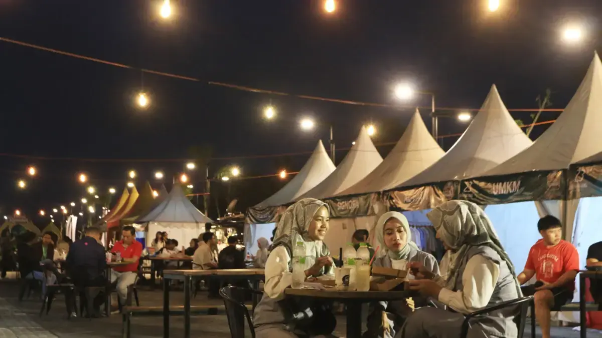 Aktivitas warga kota Semarang saat malam hari kini terasa "berbeda"karena suhu udara yang mendadak menjadi lebih dingin. (Foto:RadarSemarang)