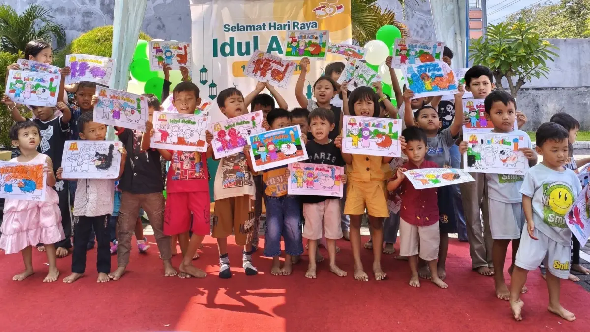 Hampir 800 anak marjinal dan yatim piatu dari panti asuhan diundang untuk merayakan Iduladha di restoran McDonald’s Indonesia. Salah satunya di McDonald’s Majapahit Semarang. Berbagai aktivitas seru, mulai dari menikmati Happy Meal Beef Burger, bermain bersama kru, hingga mengikuti kitchen tour, diharapkan dapat menghadirkan pengalaman baru yang menyenangkan. 
