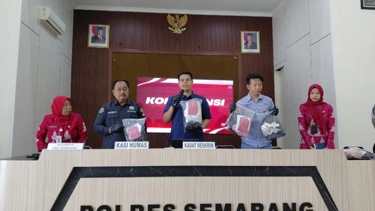 Kasat Reskrim Polres Semarang AKP Bodia Teja Lelana saat menunjukan barang bukti kasus pencabulan anak di Mapolres Semarang, Kamis (11/6). Maria Novena/Jawa Pos Radar Semarang&nbsp;