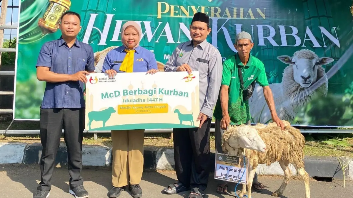 Lewat “McD Berbagi Kurban” tahun ini, sebanyak 25 ekor sapi dan kambing disalurkan ke masjid dan pesantren di sekitar area restoran McDonald’s Indonesia yang berpartisipasi, termasuk Masjid Agung Jawa Tengah Semarang.

