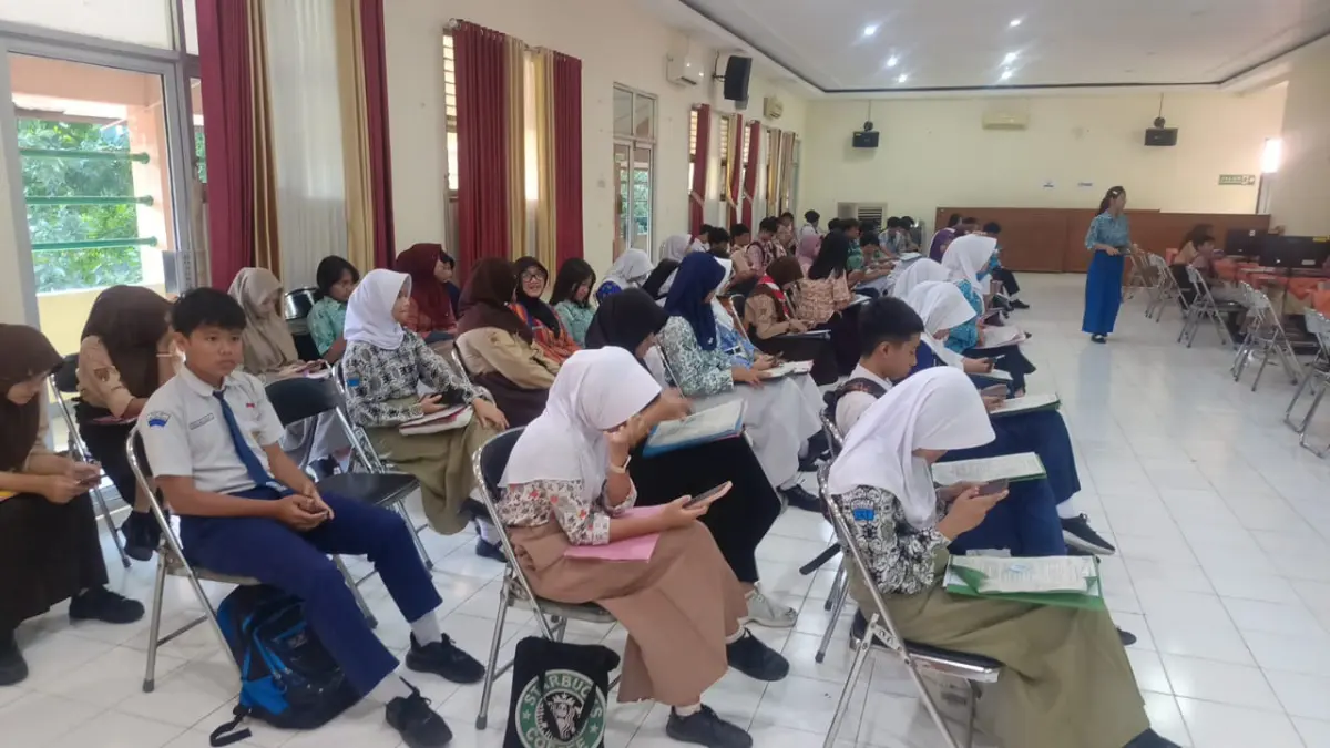 Peserta SPMB saat mendaftarkan di SMAN 11 Semarang, Rabu (10/6/2026)