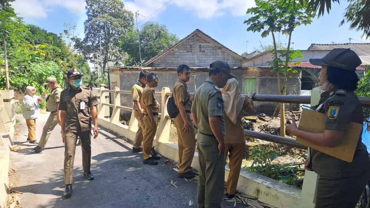 Tim gabungan Satpol PP, DLH dan kelurahan melakukan penyisiran sumber limbah di sungai 