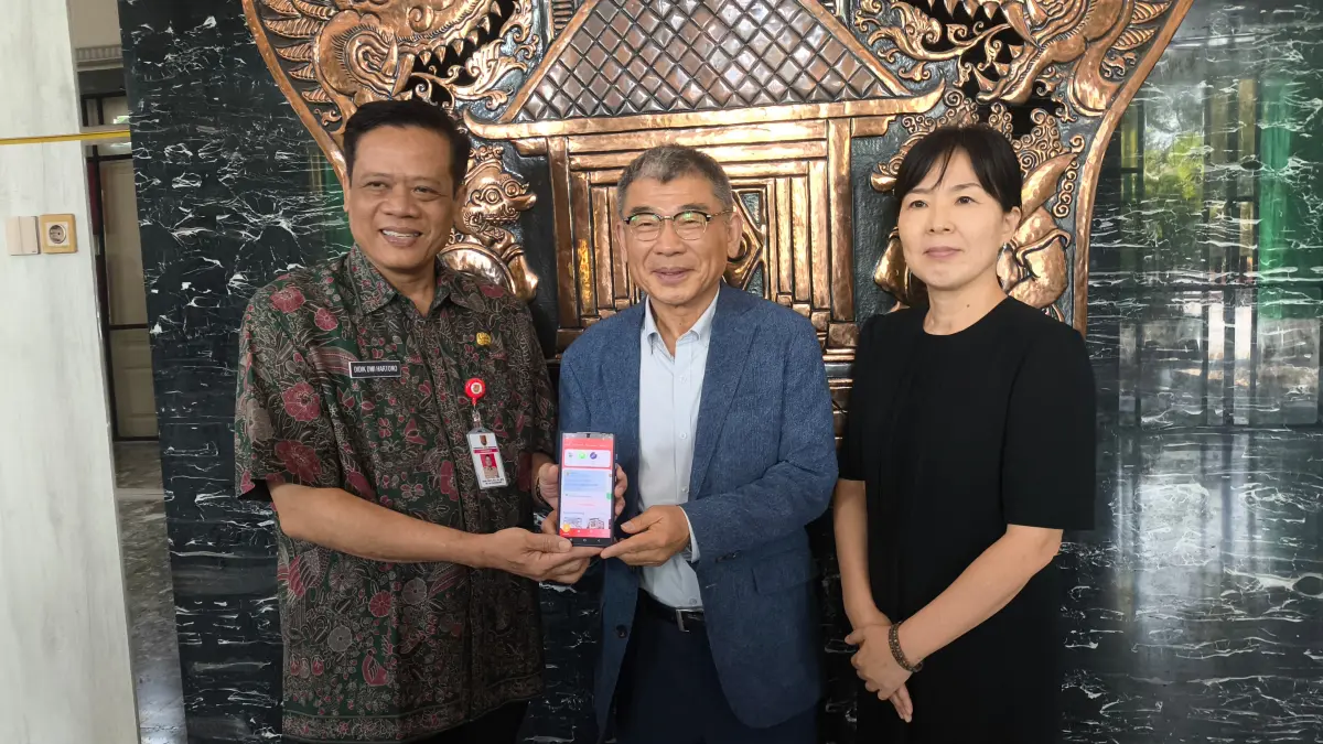 TUNJUKAN APLIKASI: Kepala Diskominfo Kota Semarang, Didik Dwi Hartono ketika menunjukkan project SDG