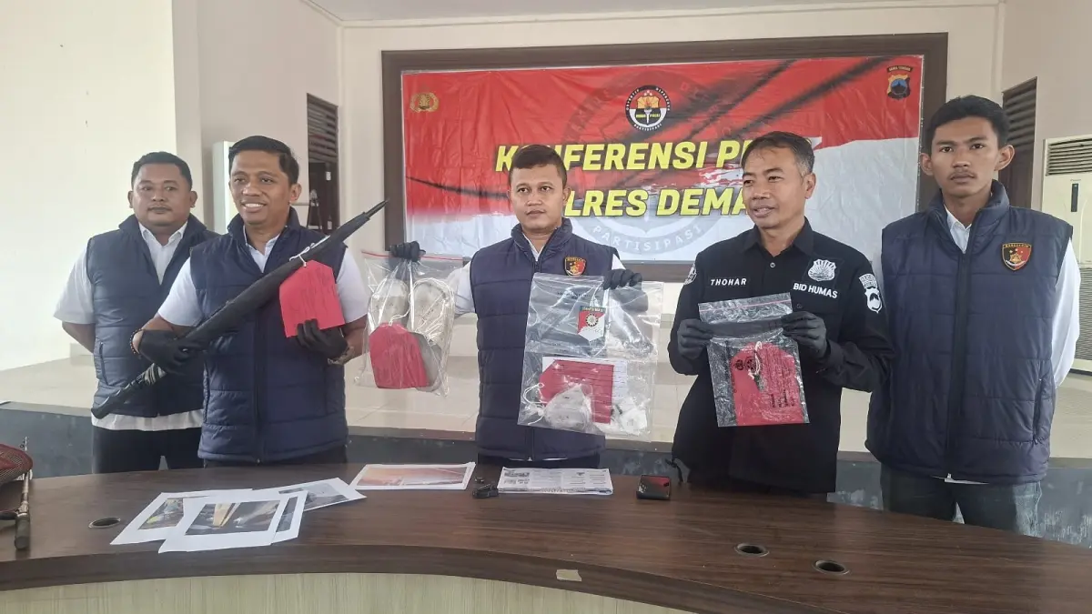 Kasatreskrim Polres Demak menunjukkan barang bukti kasus teror pembakaran. (Wahibpribadi)