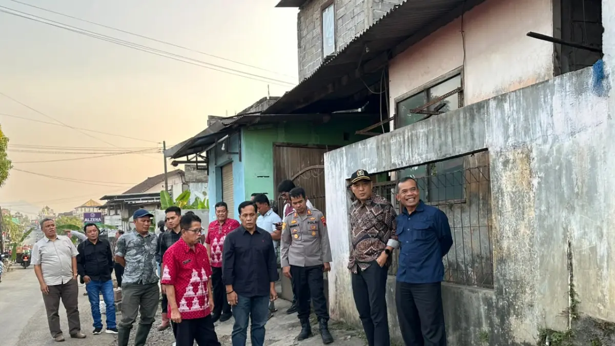 Ketua DPRD Kabupaten Semarang Bondan Marutohening bersama Komisi C DPRD Kabupaten Semarang kunjungi jalan rusak di Desa Wringinputih Kecamatan Bergas Kabupaten Semarang, Jawa Tengah.