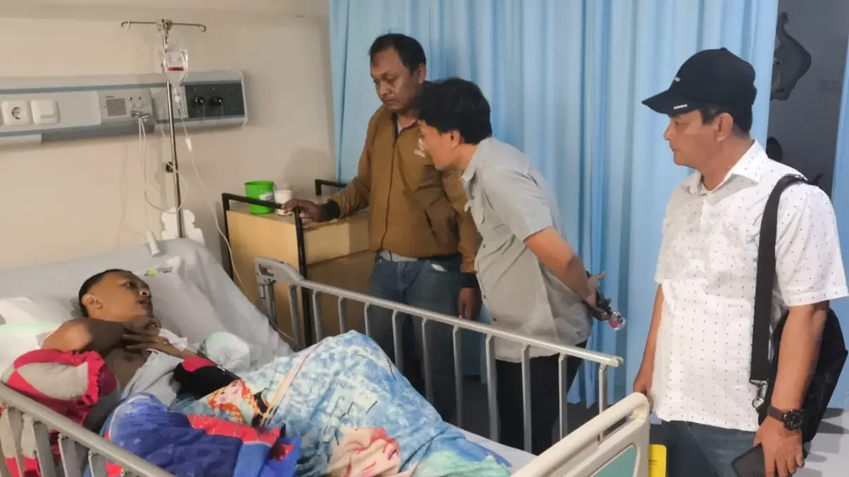 Pelajar SMK yang duel dan mengalami luka tusuk di bahu bagian kanan menjalani perawatan medis di RSUP dr Kariadi Semarang 