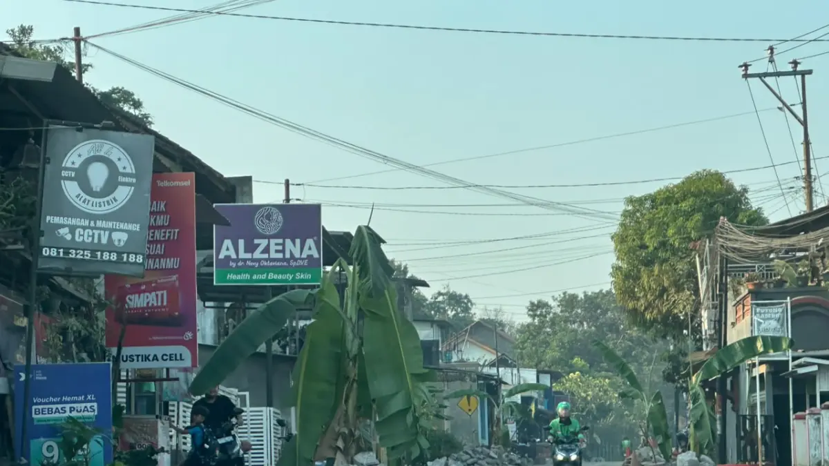 Sepanjang Jalan PTP Ngobo, Krajan Desa Wringin Putih, Kecamatan Bergas, Kabupaten Semarang, Jawa Tengah dipasangi batu bentuk protes warga.