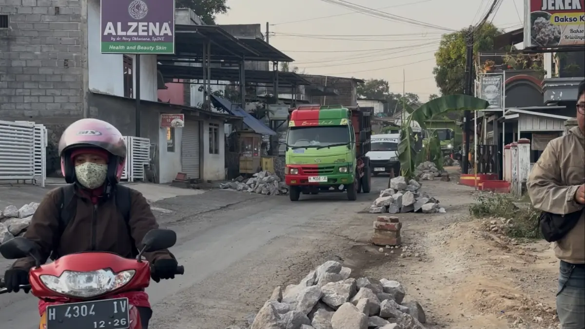 Terlihat jalan rusak yang dipasang batu-batu dan pohon pisang tepatnya di Jalan PTP Ngobo Desa Wringinputih Kecamatan Bergas.
