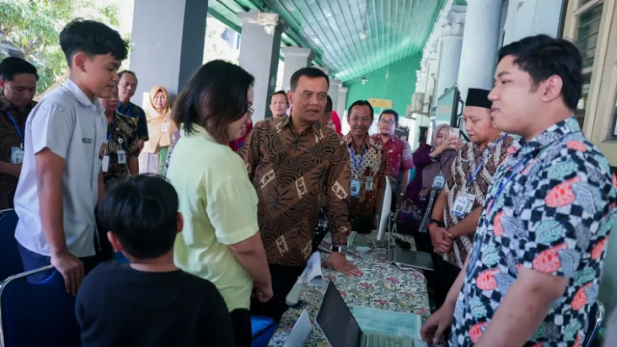 Gubernur Jawa Tengah Ahmad Luthfi memantau langsung pelaksanaan Sistem Penerimaan Murid Baru (SPMB) tingkat SMA/SMK Negeri tahun ajaran 2026/2027