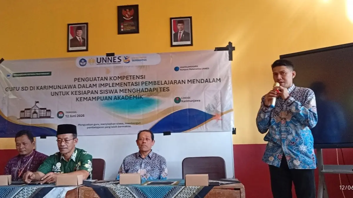 Ketua tim Dosen Rumpun Matematika FMIPA Universitas Negeri Semarang &nbsp;Dr. Iqbal Kharisudin, M.Sc dan Mitra memberikan sambutan didepan peserta guru pada kegiatan Pengabdian kepada Masyarakat