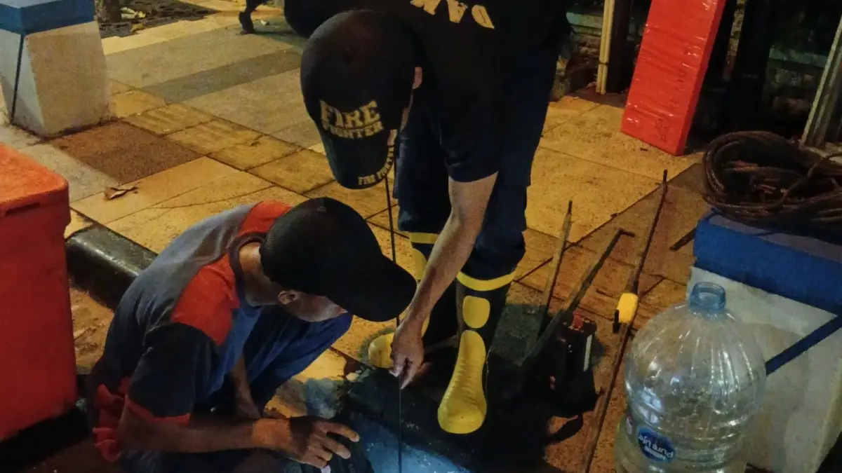 Petugas damkar Salatiga evakuasi kunci kendaraan warga 
