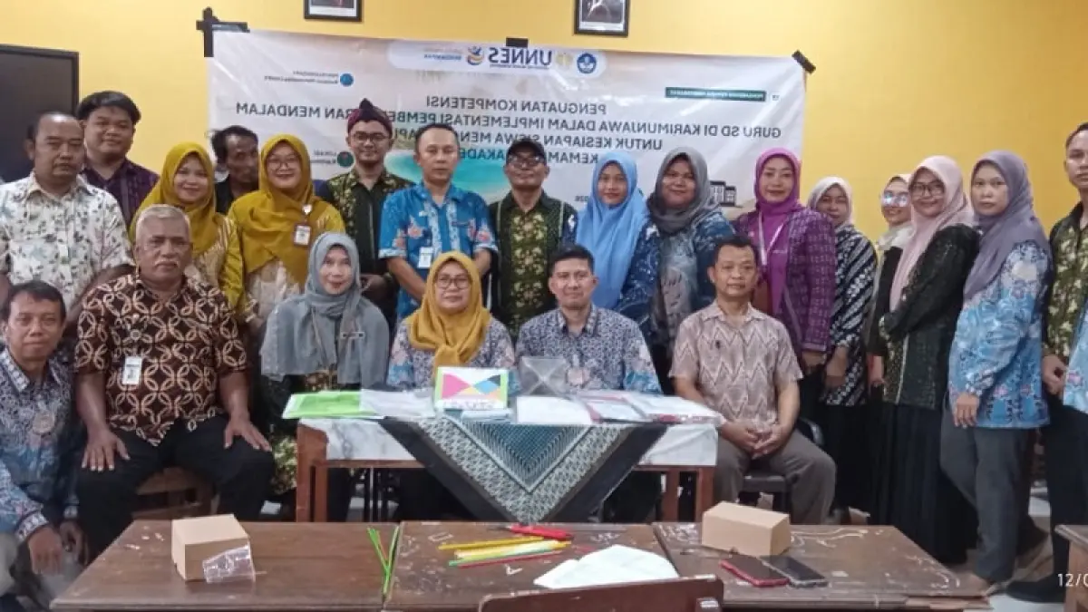Tim dosen dan mahasiswa Rumpun Matematika FMIPA Universitas Negeri Semarang bersama 20 guru SD peserta kegiatan Pengabdian kepada Masyarakat di SD Negeri 6 Karimunjawa, Kabupaten Jepara, Kamis (12/6/2026).