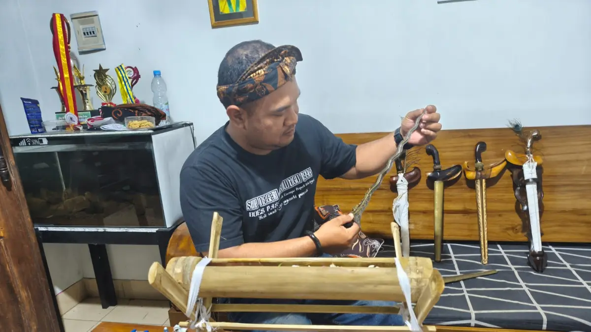 Doni Prasetyo saat menjamas keris 