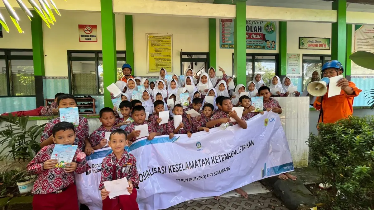 EDUKASI KESELAMATAN : PLN UPT Semarang menanamkan nilai kepedulian dan tanggung jawab bersama kepada generasi muda melalui edukasi keselamatan ketenagalistrikan di SD Negeri 3 Mejobo, Kabupaten Kudus.