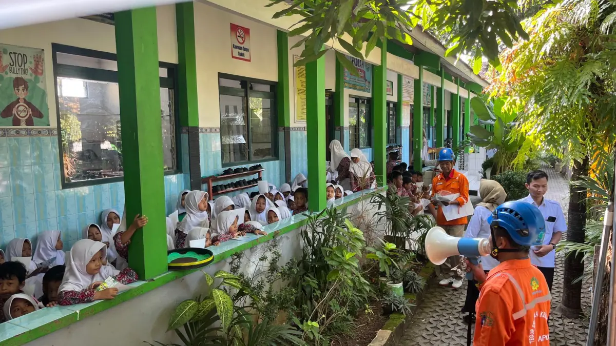 EDUKASI SEJAK DINI : PLN UPT Semarang menanamkan nilai kepedulian dan tanggung jawab bersama kepada generasi muda melalui edukasi keselamatan ketenagalistrikan di SD Negeri 3 Mejobo, Kabupaten Kudus.