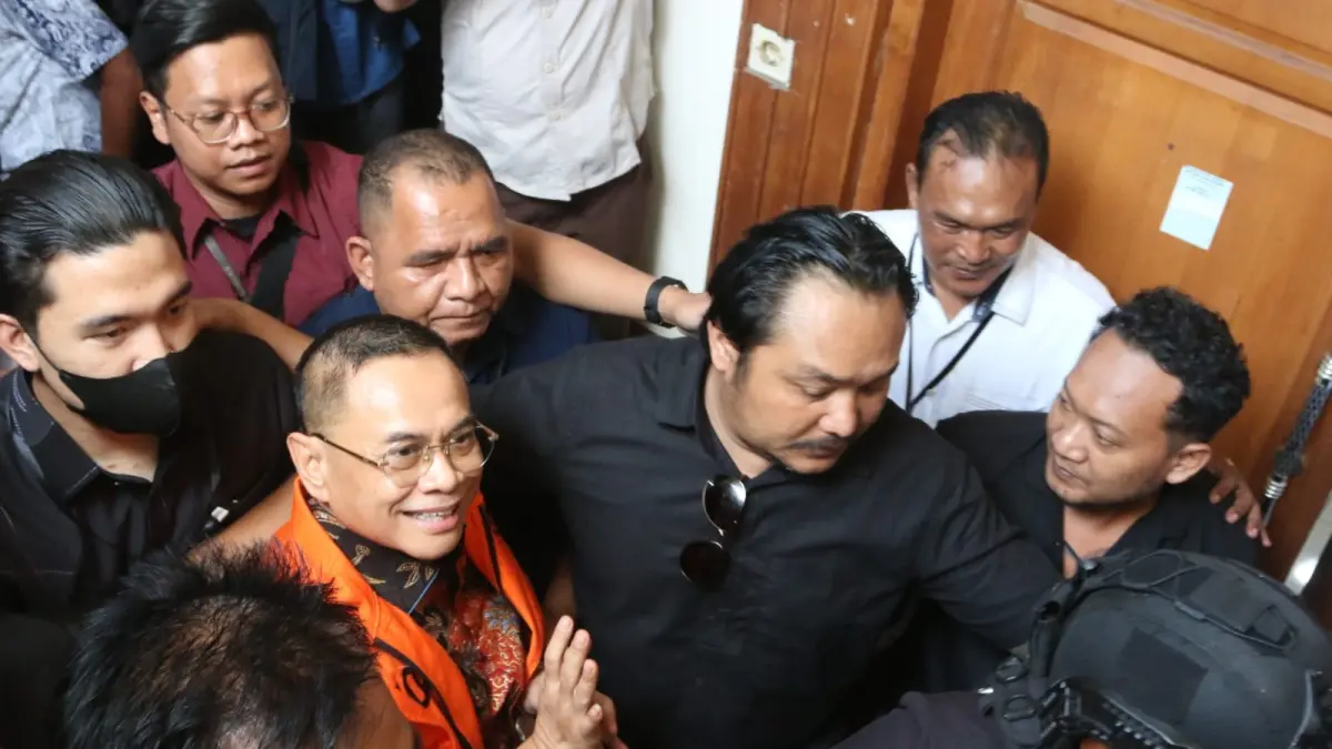 Eks Bupati Pati Sudewo menjalani sidang perdana di Pengadilan Tipikor Semarang, Senin (15/6/2026). (NUR CHAMIM/JAWA POS RADAR SEMARANG)