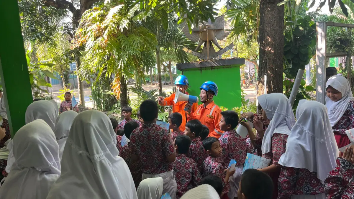 GAYENG : PLN UPT Semarang menanamkan nilai kepedulian dan tanggung jawab bersama kepada generasi muda melalui edukasi keselamatan ketenagalistrikan di SD Negeri 3 Mejobo, Kabupaten Kudus.