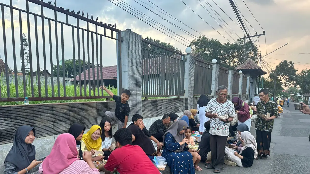 Ratusan warga Dusun Muneng Kerurahan Sidomulyo Kecamatan Ungaran Timur duduk berjejer di pinggir jalan doa bersama.