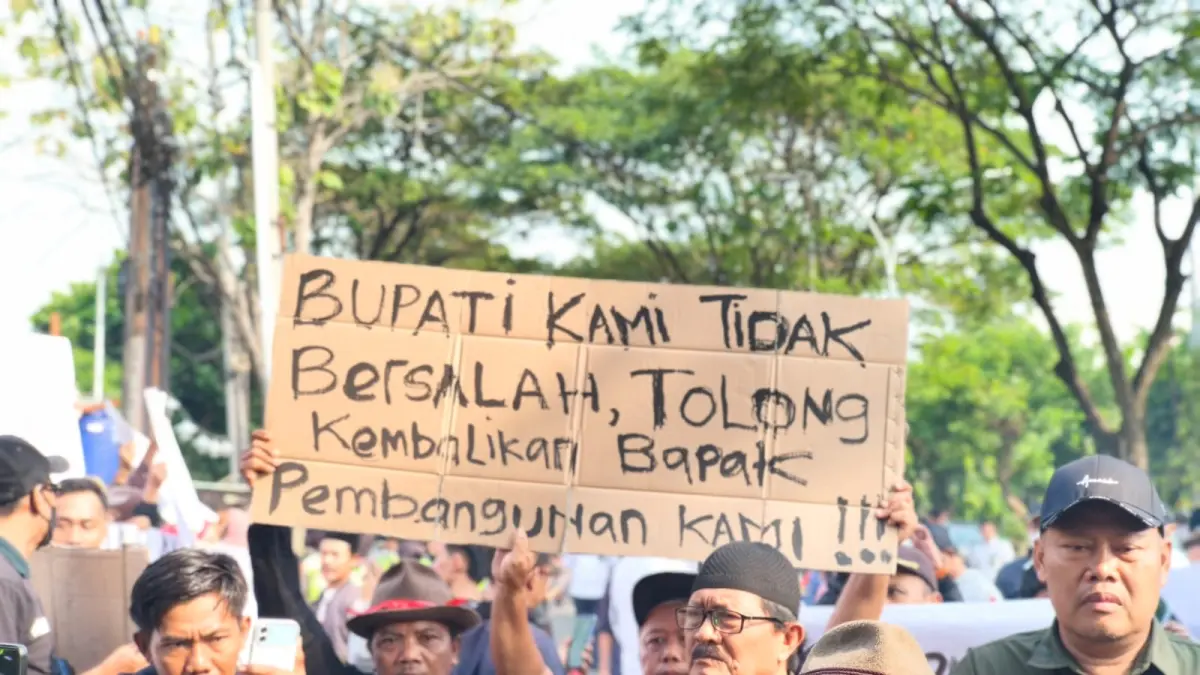 Ribuan warga Pati menggelar damai dari Aksi Pati Bangkit mendatangi Pengadilan Tipikor Semarang, Senin (15/6/2026). IDA FADILAH/JAWA POS RADAR SEMARANG 