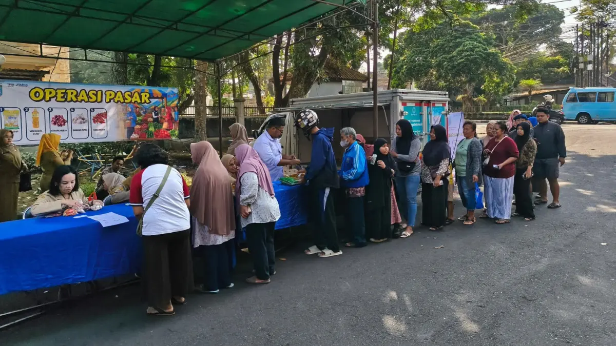Warga antre hendak membeli komoditas pokok