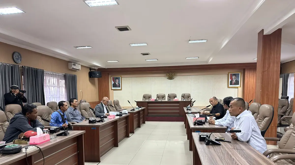 Warga Kelurahan Candirejo Kecamatan Ungaran Barat lakukan audiensi bersama Pimpinan DPRD Kabupaten Semarang di Kantor DPRD Kabupaten Semarang.