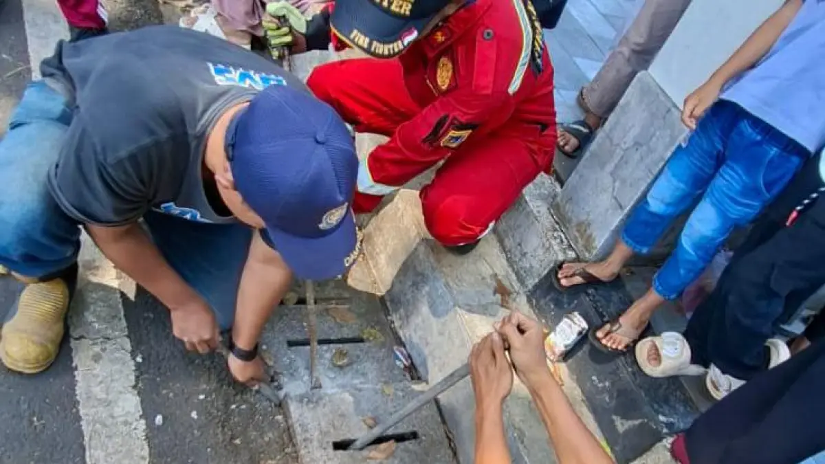 Aksi para petugas Damkar saat mengevakuasi HP yang jatuh