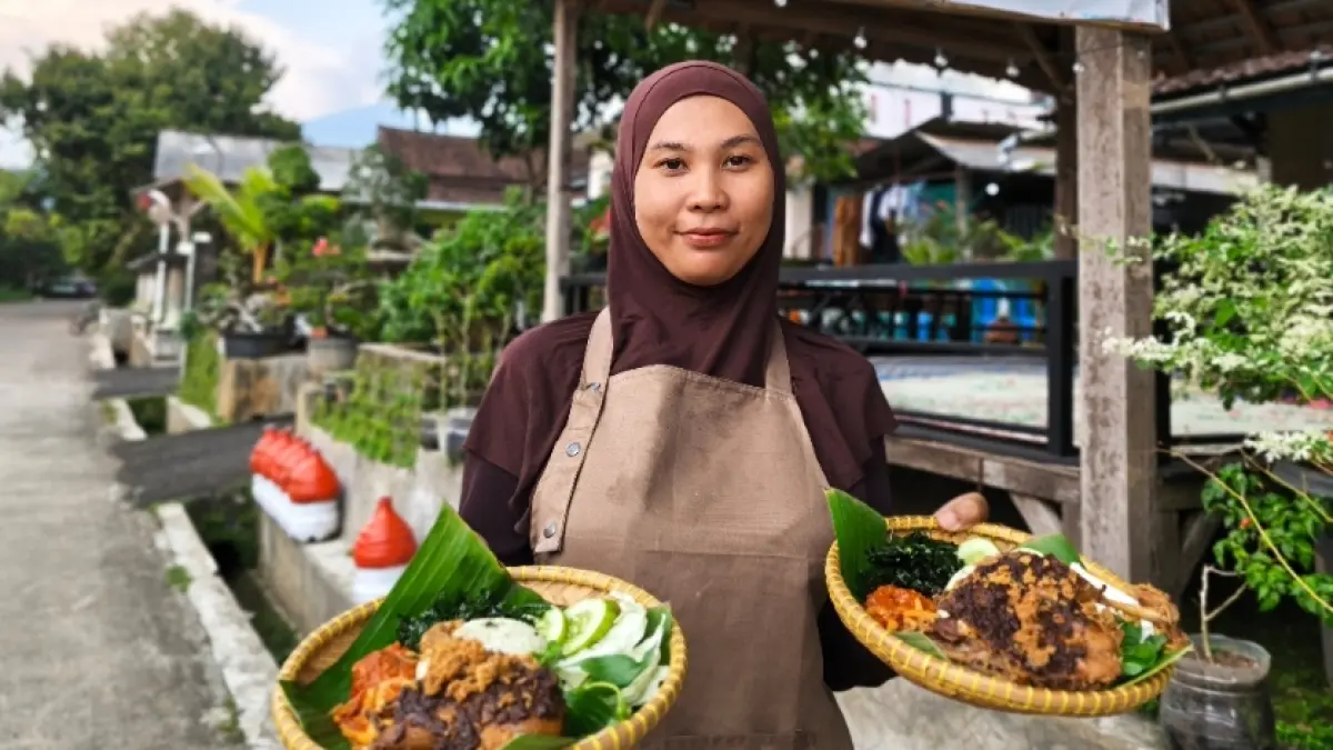 Jebolan Master Chef Indonesia season 12, Malrani membuka kuliner "Sego Bebek Mbak Mal".
