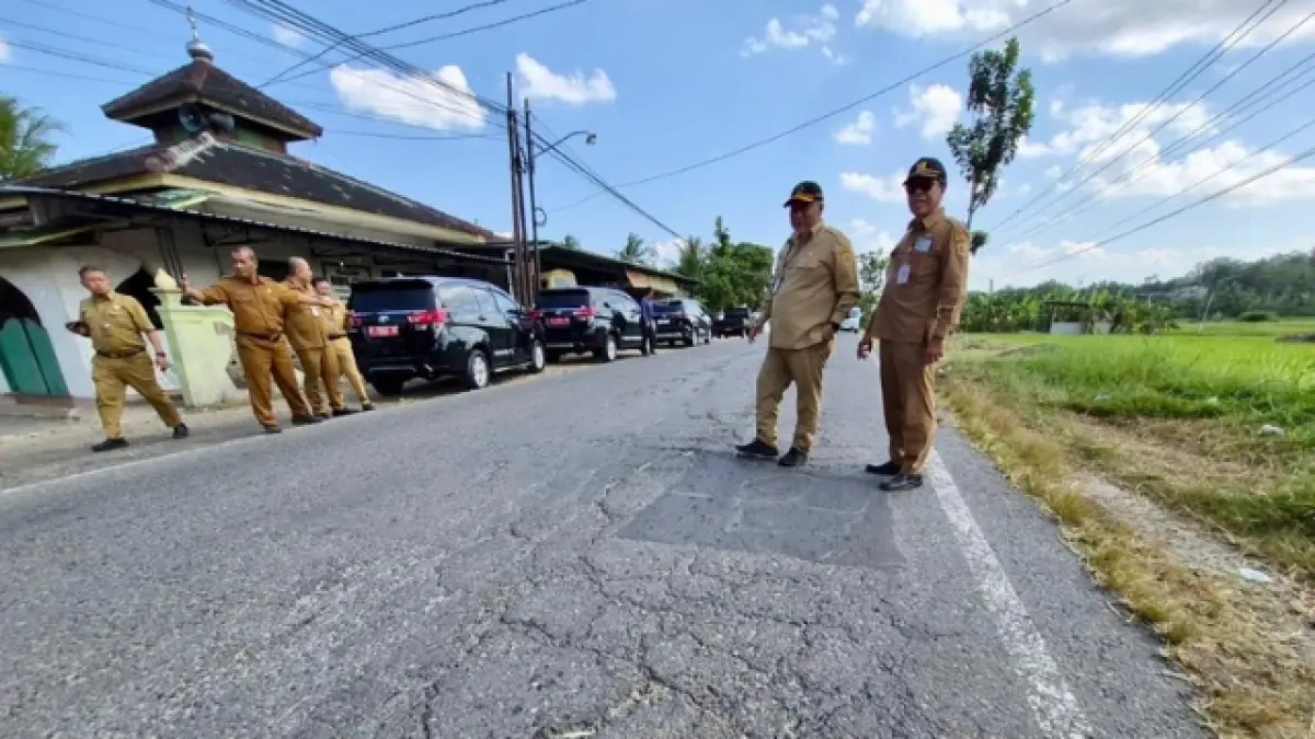 Kepala Dinas PUPR Provinsi Jawa Tengah, Henggar Budi Anggoro mengecek ruas jalan Ngadirojo-Giriwoyo Wonogiri didampingi Kepala Dinas DPUPR Wonogiri Prihadi Ariyanto, Senin, 15 Juni 2026.