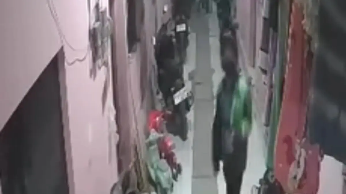 Salah satu pelaku mengenakan jaket Ojol terekam kamera cctv. 