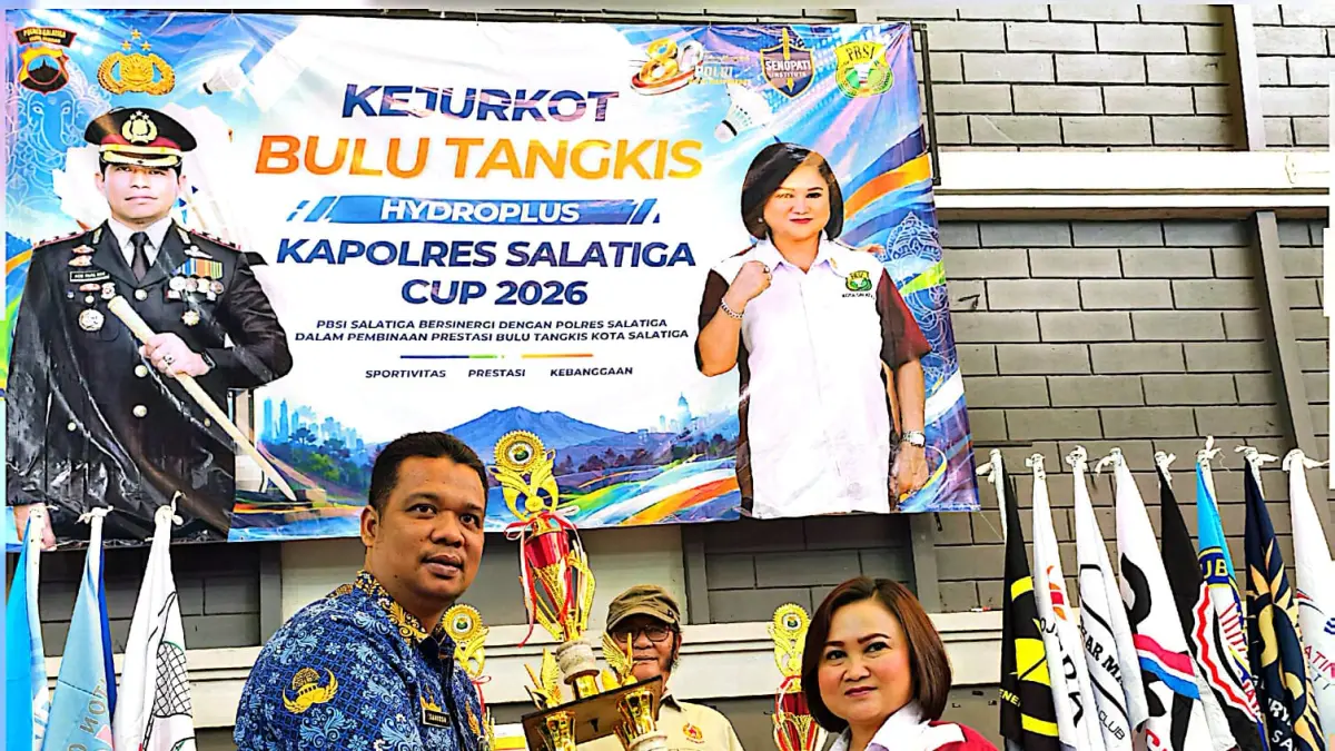 Kabid Olahraga Dispora menyerahkan piala kepada Ketua PBSI disaksikan pengurus KONI setempat 