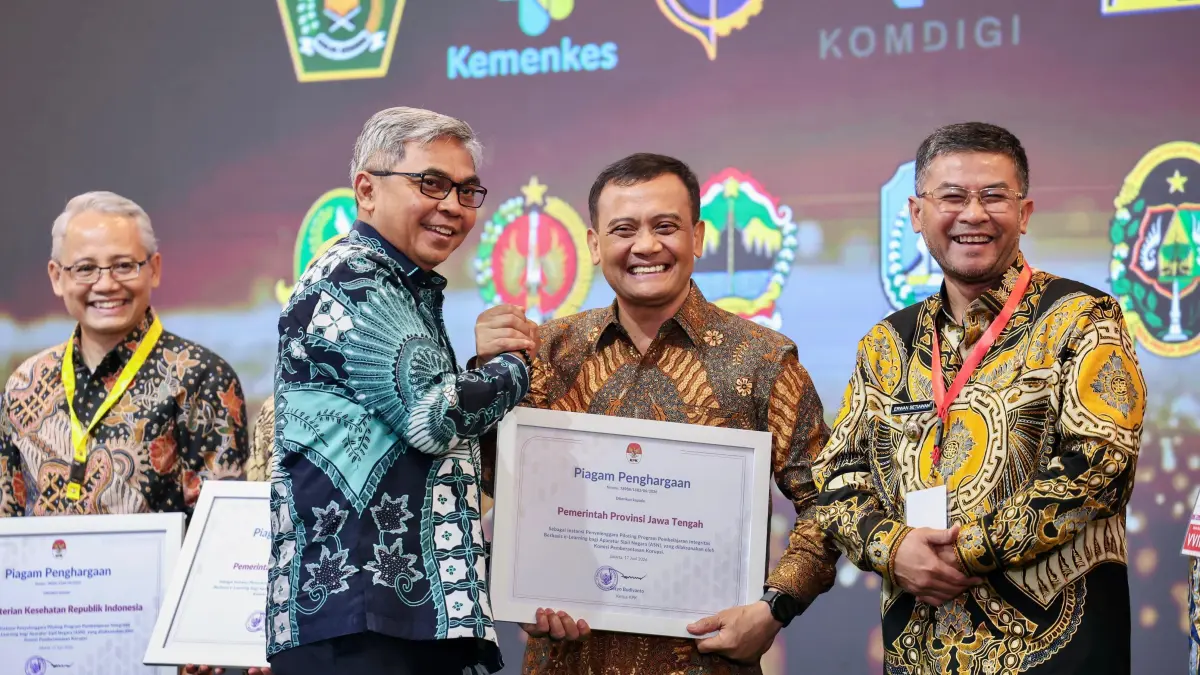 &nbsp; Ketua KPK RI Setyo Budiyanto menyerahkan penghargaan kepada Gubernur Jawa Tengah Ahmad Luthfi dalam acara Launching Nasional Program E-Learning ASN Berintegritas di Kantor Lembaga Administrasi Negara (LAN) RI, Jakarta, pada Rabu, 17 Juni 2026.