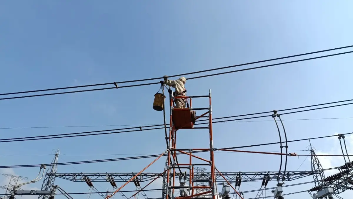 PEMELIHARAAN RUTIN : Tim PDKB PLN Unit Pelaksana Transmisi (UPT) Semarang melaksanakan kegiatan pemeliharaan rutin pada PMS Busbar Bay Jepara GI Kudus, 26 Mei 2026. (DOK. HUMAS PLN UPT SEMARANG)